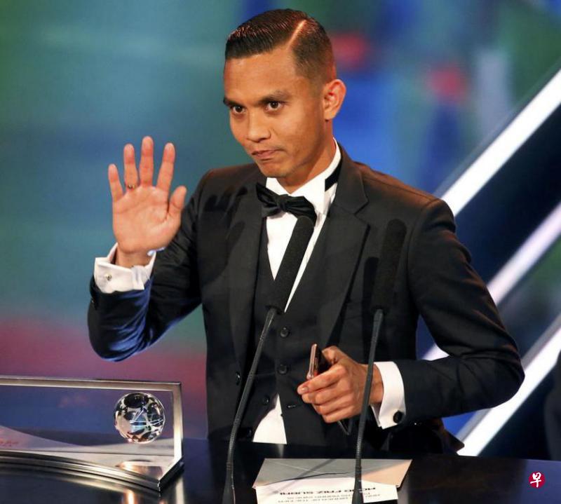 法伊兹在台上致辞时举手向支持者示意。(路透社) 法伊兹在台上致辞时举手向支持者示意。(路透社)