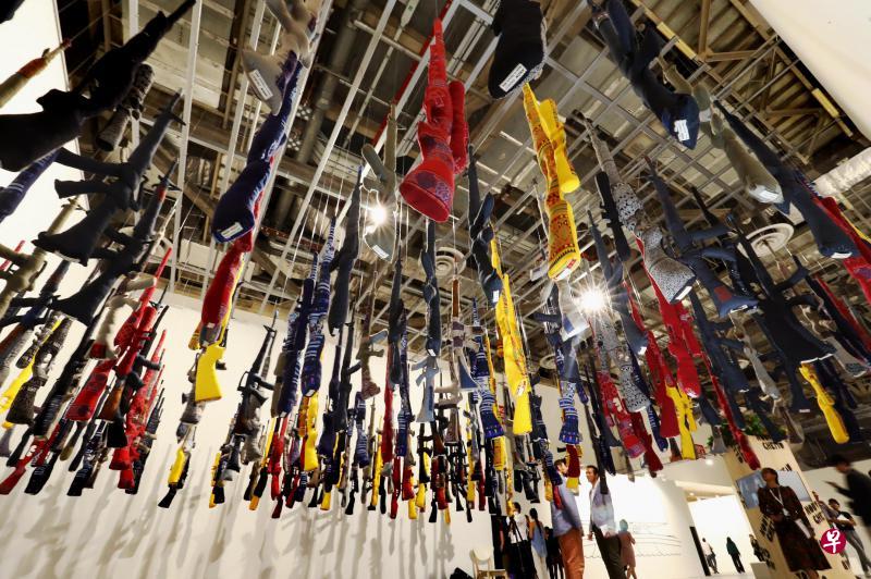 “艺术登陆新加坡2017”展厅,泰国艺术家Anon Pairot的装置艺术《市民的武器》,是用布料制成的玩具枪。 “艺术登陆新加坡2017”展厅,泰国艺术家Anon Pairot的装置艺术《市民的武器》,是用布料制成的玩具枪。