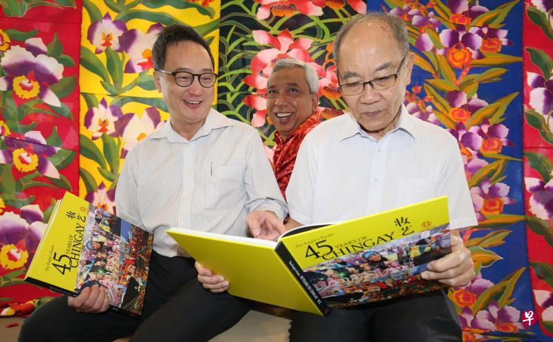 本地诗人、《新明》总编辑潘正镭(左起)、峇迪艺术家依卡和书法家林书香,共同参与今年妆艺大游行《又见花同心》的演出。潘正镭和林书香翻阅的是人协出版的《妆艺45:我们的节庆游行》纪念册。(周柏荣摄) 本地诗人、《新明》总编辑潘正镭(左起)、峇迪艺术家依卡和书法家林书香,共同参与今年妆艺大游行《又见花同心》的演出。潘正镭和林书香翻阅的是人协出版的《妆艺45:我们的节庆游行》纪念册。(周柏荣摄)