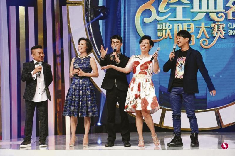 陈建彬(左一)与颜江瀚(中)合作主持,他形容两人的风格差异,就像女低音遇到男高音。(网络图) 陈建彬(左一)与颜江瀚(中)合作主持,他形容两人的风格差异,就像女低音遇到男高音。(网络图)