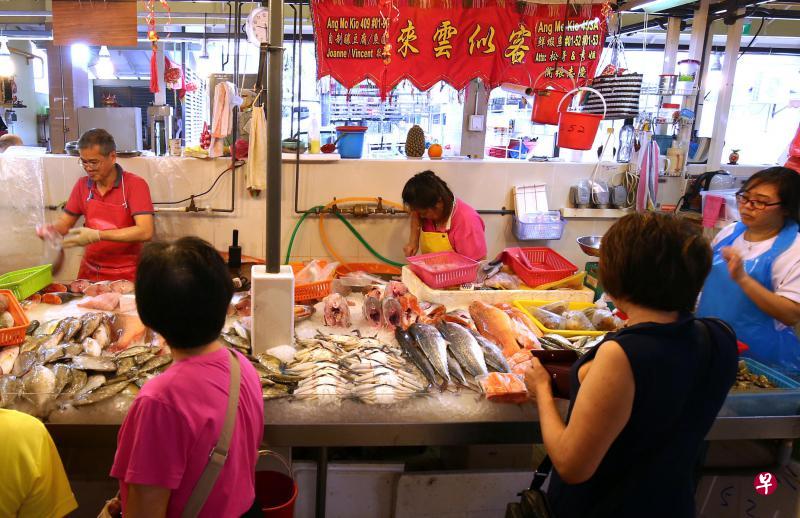 受访摊主透露,货品市价经常出现波动,而摊位空间窄小,售卖的货却不少,就算标明价格范围也不太实际。(萧紫薇摄) 受访摊主透露,货品市价经常出现波动,而摊位空间窄小,售卖的货却不少,就算标明价格范围也不太实际。(萧紫薇摄)