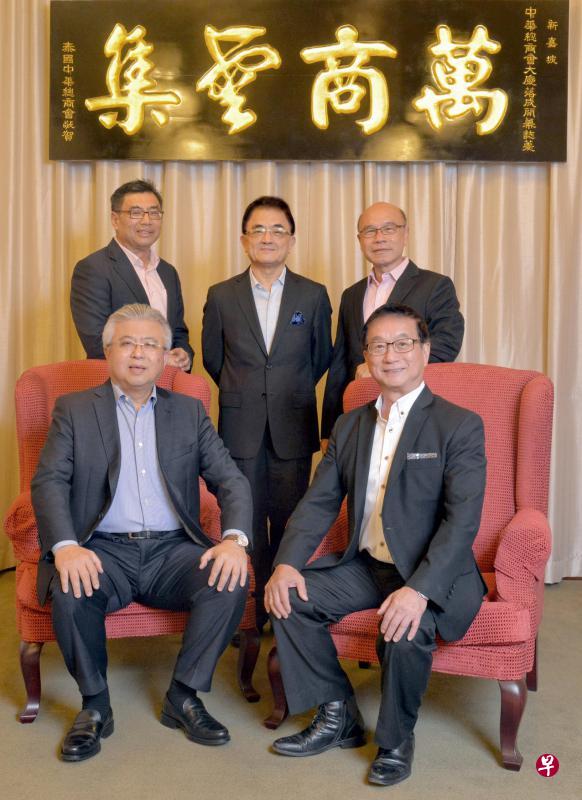 中华总商会昨天选出新领导班子,黄山忠(前排右)将接过蔡其生(前排左)的棒子,出任第59届董事会会长。三名副会长则由柯文伟(后排左起)、吴学光和何乃全担任。(中华总商会提供) 中华总商会昨天选出新领导班子,黄山忠(前排右)将接过蔡其生(前排左)的棒子,出任第59届董事会会长。三名副会长则由柯文伟(后排左起)、吴学光和何乃全担任。(中华总商会提供)