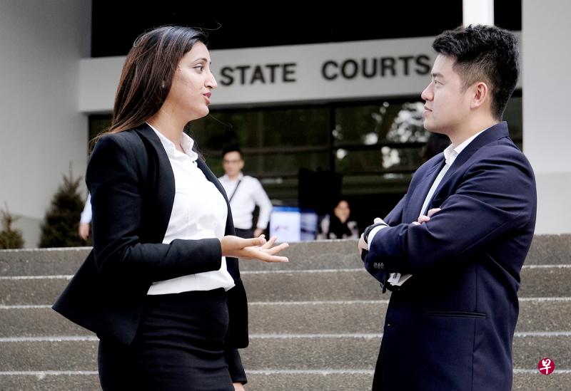 律师公会属下两名高级全职无偿服务律师萨达那莱伊(左)和黄世扬。 律师公会属下两名高级全职无偿服务律师萨达那莱伊(左)和黄世扬。