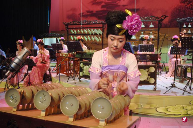 “越风瓷韵青瓷瓯乐”音乐会其中一个表演项目,是瓯乐独奏《风中金铃》。(主办方提供) “越风瓷韵青瓷瓯乐”音乐会其中一个表演项目,是瓯乐独奏《风中金铃》。(主办方提供)