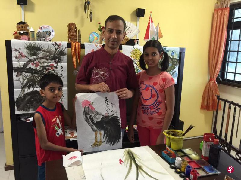 莫汉(中)一家喜欢看画展,闲暇时会一起作画。(受访者提供) 莫汉(中)一家喜欢看画展,闲暇时会一起作画。(受访者提供)