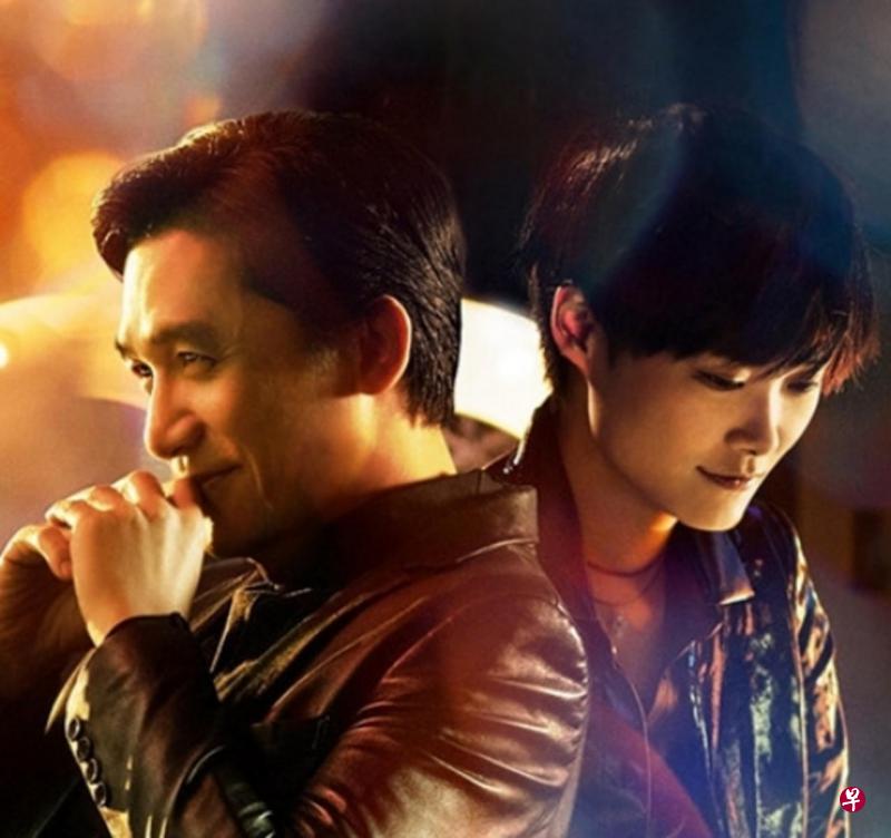 梁朝伟(左)与李宇春合唱电影《摆渡人》主题曲《十年》。(网络图) 梁朝伟(左)与李宇春合唱电影《摆渡人》主题曲《十年》。(网络图)