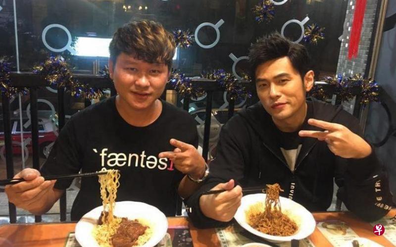 周杰伦(右)与粉丝一起吃公仔面。 周杰伦(右)与粉丝一起吃公仔面。