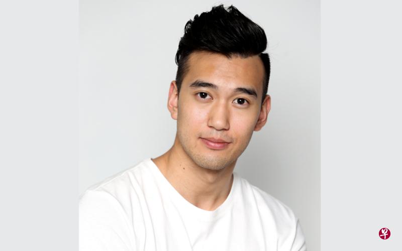 类似“飞机头”,以发蜡将头发全部向后梳,拨弄出层次感后,以发胶定型。 类似“飞机头”,以发蜡将头发全部向后梳,拨弄出层次感后,以发胶定型。