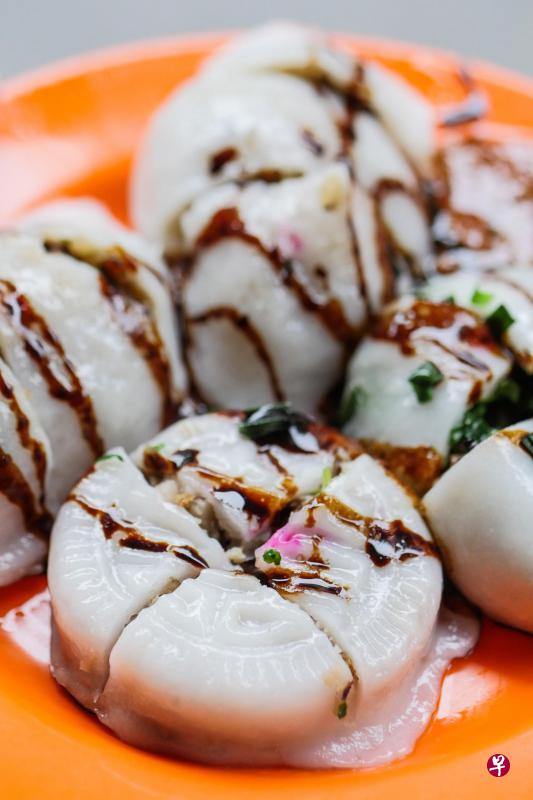 手工现做现卖的惹兰固哥潮州粿,让人回味无穷。 手工现做现卖的惹兰固哥潮州粿,让人回味无穷。