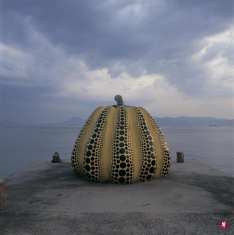 草间弥生的巨大波点南瓜雕塑,被安置在直岛上一条延伸至大海中央的小路尽头。 草间弥生的巨大波点南瓜雕塑,被安置在直岛上一条延伸至大海中央的小路尽头。