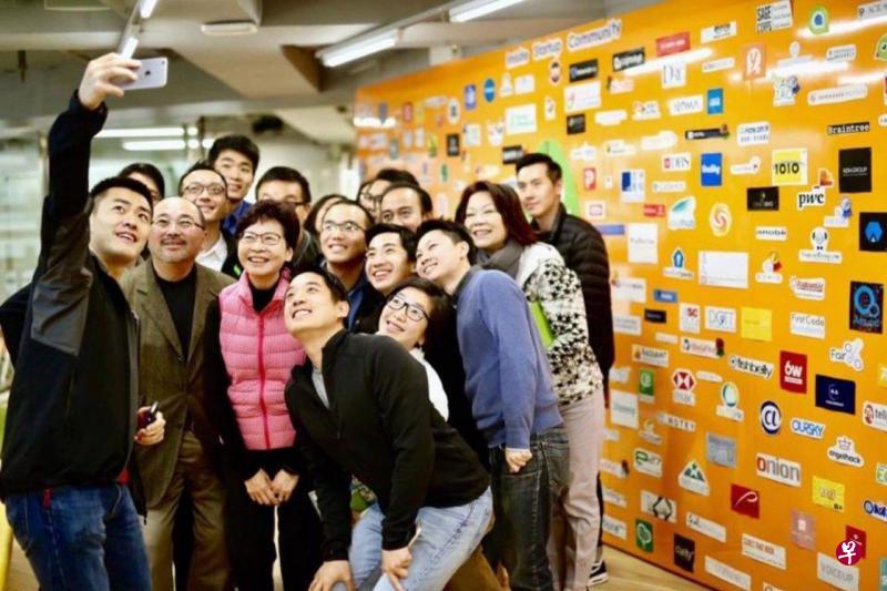 林郑月娥(前排左三)昨天到访初创企业的共同工作空间,与一众年轻创业者交流,并同拍360度照片。(互联网) 林郑月娥(前排左三)昨天到访初创企业的共同工作空间,与一众年轻创业者交流,并同拍360度照片。(互联网)