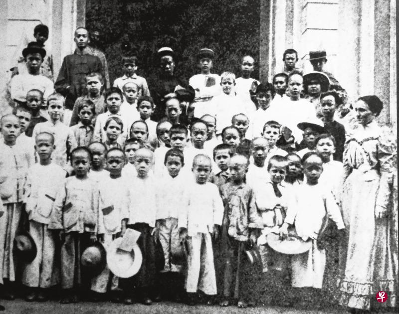 英华书院的教师与学生,摄于1895年。 英华书院的教师与学生,摄于1895年。