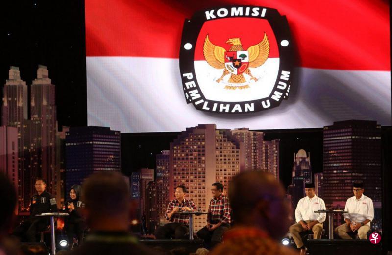 雅加达特区首长选举的第一场候选人辩论周五晚上通过电视直播。左起为阿古斯与搭档希尔菲娜、钟万学与搭档查罗特、阿尼斯与搭档桑迪阿加。(雅加达邮报) 雅加达特区首长选举的第一场候选人辩论周五晚上通过电视直播。左起为阿古斯与搭档希尔菲娜、钟万学与搭档查罗特、阿尼斯与搭档桑迪阿加。(雅加达邮报)