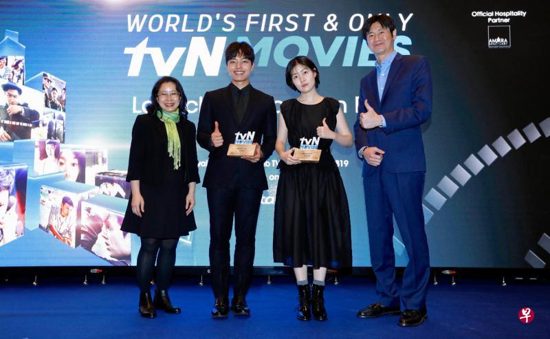 韩星吕珍九和沈恩敬(左二、右二)在“tvN Movies大奖颁奖典礼”获颁最有潜力男女演员奖项。(tvN Movies提供) 韩星吕珍九和沈恩敬(左二、右二)在“tvN Movies大奖颁奖典礼”获颁最有潜力男女演员奖项。(tvN Movies提供)