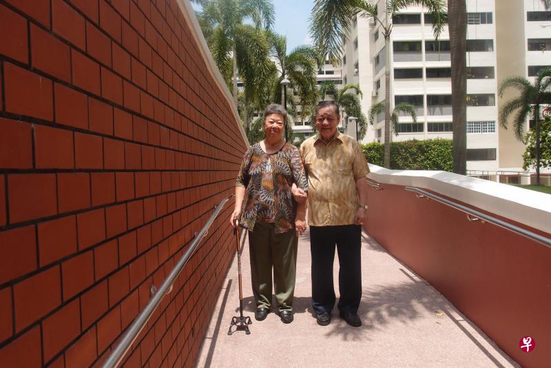 张玉云(左,71岁)与丈夫曾宪禄(80岁)住在三房式组屋。她很享受早上到湿巴刹买菜,与邻居聊天然后回家下厨与丈夫进餐的时光,偶尔也会唱唱歌,参加庙宇活动等。张玉云有尿酸、糖尿病、胆固醇和血压过高等问题,装有心脏起搏器,而且走路时需要手杖。她每隔一个月必须到不同的医疗机构复诊,她渴望原地养老。(新保集团提供) 张玉云(左,71岁)与丈夫曾宪禄(80岁)住在三房式组屋。她很享受早上到湿巴刹买菜,与邻居聊天然后回家下厨与丈夫进餐的时光,偶尔也会唱唱歌,参加庙宇活动等。张玉云有尿酸、糖尿病、胆固醇和血压过高等问题,装有心脏起搏器,而且走路时需要手杖。她每隔一个月必须到不同的医疗机构复诊,她渴望原地养老。(新保集团提供)