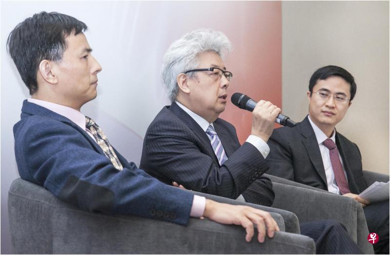 南洋理工大学拉惹勒南国际关系学院副教授李明江(左一)和中国智慧能源集团董事局主席高坚博士在“环球中国、环球效应”论坛上探讨中国经济的全球化进程。右一为论坛主持人、南洋理工大学商学院金融系助理教授茹弘。 南洋理工大学拉惹勒南国际关系学院副教授李明江(左一)和中国智慧能源集团董事局主席高坚博士在“环球中国、环球效应”论坛上探讨中国经济的全球化进程。右一为论坛主持人、南洋理工大学商学院金融系助理教授茹弘。