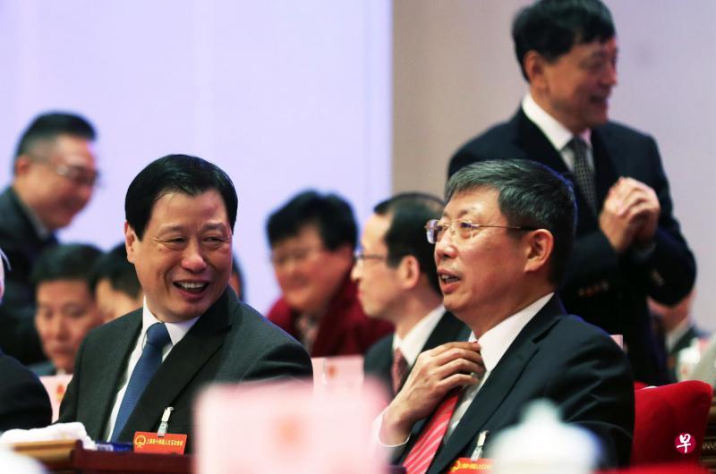上海市十四届人大五次会议昨天开幕,市长杨雄(右)与常务副市长应勇在会场交谈。(中新社) 上海市十四届人大五次会议昨天开幕,市长杨雄(右)与常务副市长应勇在会场交谈。(中新社)