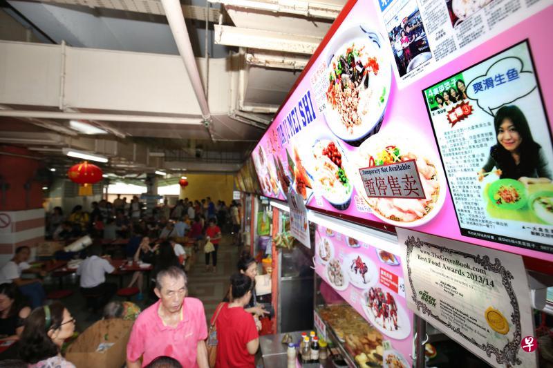 牛车水大厦熟食中心的一名摊主在招牌上的生鱼料理照片贴上“暂停售卖”,提醒顾客他们已不再售卖这道传统佳肴。 牛车水大厦熟食中心的一名摊主在招牌上的生鱼料理照片贴上“暂停售卖”,提醒顾客他们已不再售卖这道传统佳肴。