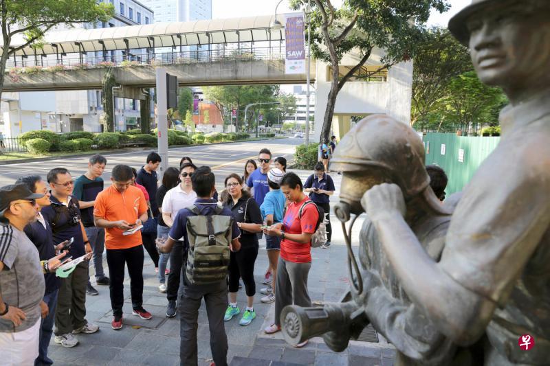 社会及家庭发展部长陈川仁(左四)参加了中央市政区路线的慈善步行之旅,并通过手机应用了解中央消防局等地标和许愿基金会的点滴。(海峡时报) 社会及家庭发展部长陈川仁(左四)参加了中央市政区路线的慈善步行之旅,并通过手机应用了解中央消防局等地标和许愿基金会的点滴。(海峡时报)