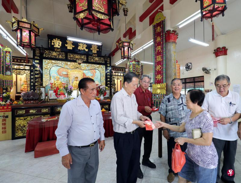 普救善堂董事昨天发敬老度岁金给住在社区组屋的年长者。左起为洪镜湖、蔡纪典、庄永成、郑荣贵和郭秀茂。 普救善堂董事昨天发敬老度岁金给住在社区组屋的年长者。左起为洪镜湖、蔡纪典、庄永成、郑荣贵和郭秀茂。