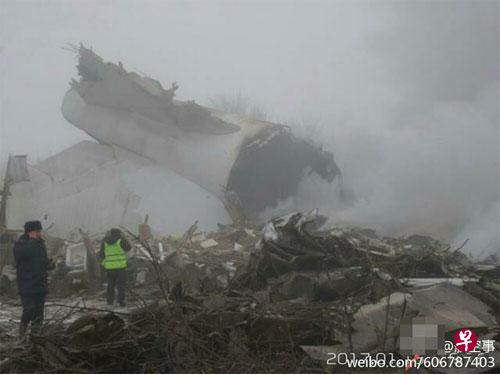 货机坠毁后着火,烧毁15栋建筑。(互联网) 货机坠毁后着火,烧毁15栋建筑。(互联网)