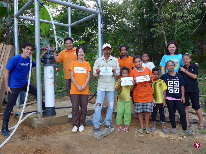 本地社会企业Wateroam不但把滤水器带到马来西亚等地,协助当地居民取得干净的水饮用,过程中也和他们建立深厚的情谊。(Wateroam 提供) 本地社会企业Wateroam不但把滤水器带到马来西亚等地,协助当地居民取得干净的水饮用,过程中也和他们建立深厚的情谊。(Wateroam 提供)