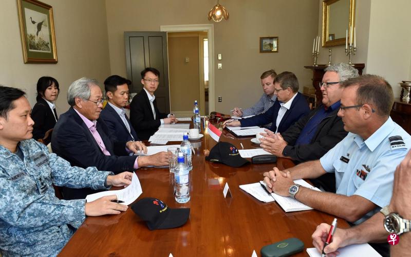 国防部长黄永宏医生(左二)昨天与新西兰国防部长布朗利(右二)举行首届新加坡-新西兰防长会议。(国防部提供) 国防部长黄永宏医生(左二)昨天与新西兰国防部长布朗利(右二)举行首届新加坡-新西兰防长会议。(国防部提供)
