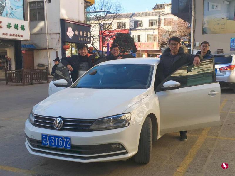 作者(左一)与友人结束自驾游后,和车子合影留念。 作者(左一)与友人结束自驾游后,和车子合影留念。