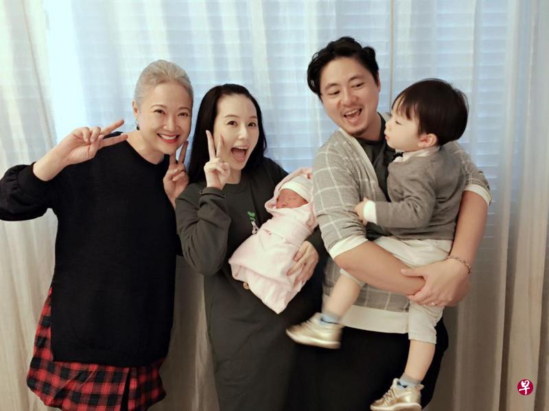 林湘萍(左二)台北生女,洪慧芳(左一)入住医院陪了她四天。(林湘萍提供) 林湘萍(左二)台北生女,洪慧芳(左一)入住医院陪了她四天。(林湘萍提供)