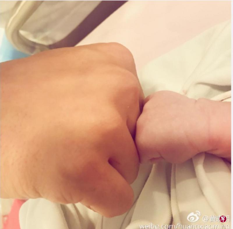 黄晓明与Angelababy喜迎儿子“小海绵”。黄晓明晒出与儿子“拳交”的照片 。(微博图) 黄晓明与Angelababy喜迎儿子“小海绵”。黄晓明晒出与儿子“拳交”的照片 。(微博图)