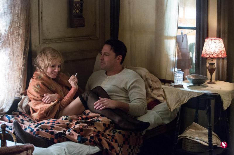 Ben Affleck(右)在《夜行人生》与演出黑道情妇Sienna Miller有禁忌的爱。(剧照/取自网络) Ben Affleck(右)在《夜行人生》与演出黑道情妇Sienna Miller有禁忌的爱。(剧照/取自网络)