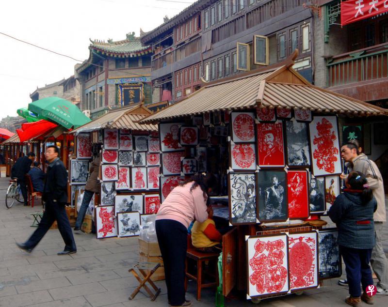 “书院街”街道两侧售卖文房四宝和各种工艺品的商店众多。 “书院街”街道两侧售卖文房四宝和各种工艺品的商店众多。
