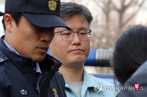 涉亲信门前总统幕僚郑虎成19日下午在宪法法院出席弹劾案庭审。(韩联社) 涉亲信门前总统幕僚郑虎成19日下午在宪法法院出席弹劾案庭审。(韩联社)