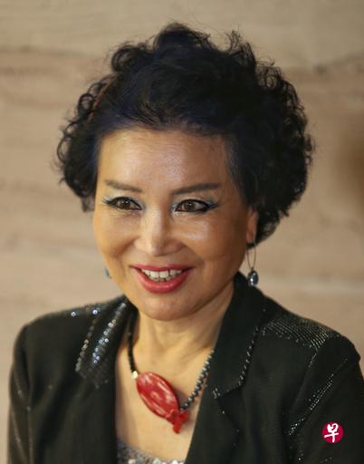 76岁的李嘉子认为,只要有勇气尝试新时尚造型,就会发现自己的不同面貌。 76岁的李嘉子认为,只要有勇气尝试新时尚造型,就会发现自己的不同面貌。