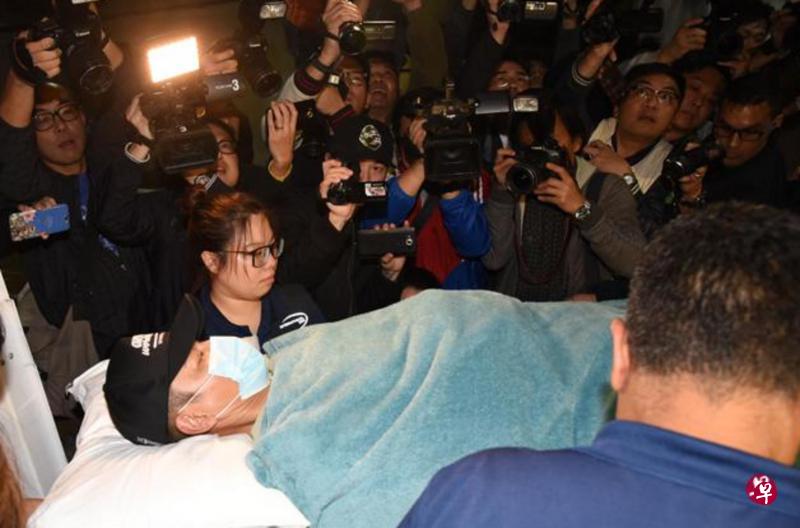 刘德华受伤,抢了中外媒体不少版面。躺在担架上的刘德华戴着帽子与口罩,神情清醒,但眼神明显痛楚。(网络图) 刘德华受伤,抢了中外媒体不少版面。躺在担架上的刘德华戴着帽子与口罩,神情清醒,但眼神明显痛楚。(网络图)