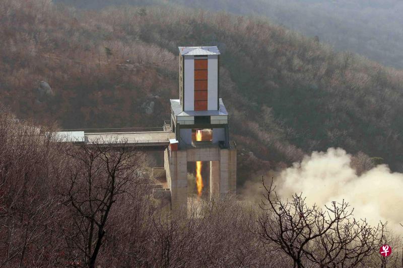 朝鲜中央社发布的照片显示,平安北道铁山郡的西海火箭发射场,正在进行洲际导弹新发动机的测试。(路透社) 朝鲜中央社发布的照片显示,平安北道铁山郡的西海火箭发射场,正在进行洲际导弹新发动机的测试。(路透社)