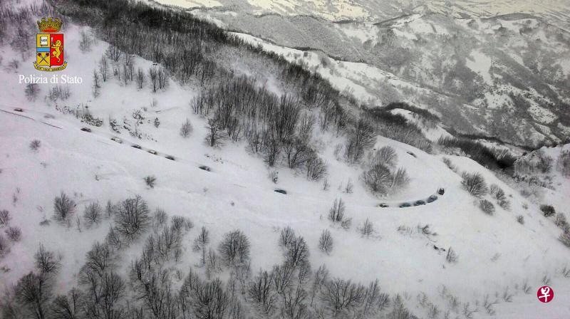 当地大雪封山,严重阻断道路,救援工作进展缓慢。第一批救援人员19日清晨才抵达酒店附近。(法新社) 当地大雪封山,严重阻断道路,救援工作进展缓慢。第一批救援人员19日清晨才抵达酒店附近。(法新社)