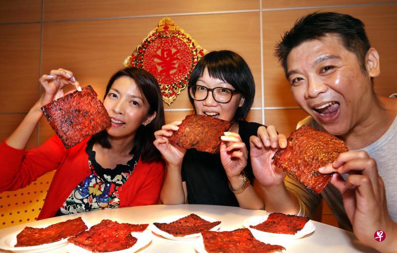 本报饮食版专线记者黄亿敏(左起)、黄靖晶与杨全龙盲选试吃5家老字号肉干。 本报饮食版专线记者黄亿敏(左起)、黄靖晶与杨全龙盲选试吃5家老字号肉干。