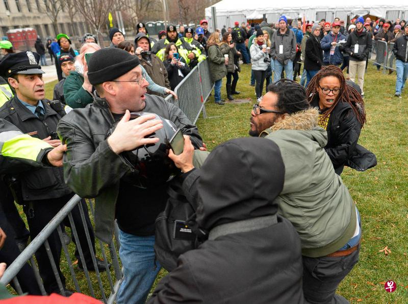 就职典礼现场外有特朗普的支持者,也有反对者,情绪较激动的人一言不合推挤了起来。(路透社) 就职典礼现场外有特朗普的支持者,也有反对者,情绪较激动的人一言不合推挤了起来。(路透社)