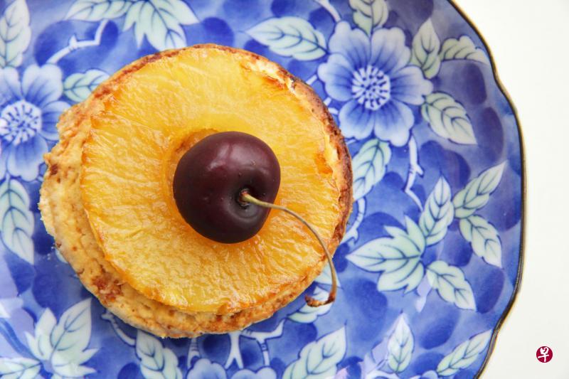 另类黄梨挞,罐头黄梨圈叠在司康饼上,司康饼口感比较不腻,黄梨片也比传统黄梨馅少糖,也更有果香。 另类黄梨挞,罐头黄梨圈叠在司康饼上,司康饼口感比较不腻,黄梨片也比传统黄梨馅少糖,也更有果香。