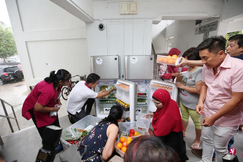 淡滨尼集选区议员马炎庆(左一)与基层领袖和淡滨尼居民一同把捐给租赁组屋居民的食物放到爱心冰箱里。(何家俊摄) 淡滨尼集选区议员马炎庆(左一)与基层领袖和淡滨尼居民一同把捐给租赁组屋居民的食物放到爱心冰箱里。(何家俊摄)