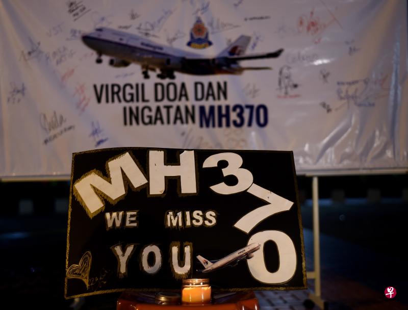 民众为MH370飞机失事上的乘客设立哀悼处。(图\法新社) 民众为MH370飞机失事上的乘客设立哀悼处。(图\法新社)