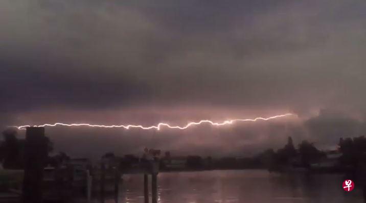 视频中的蛇行闪电现象,其实发生在美国佛罗里达州。(图/取自网络) 视频中的蛇行闪电现象,其实发生在美国佛罗里达州。(图/取自网络)