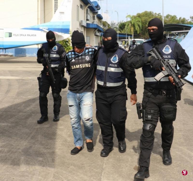 一名菲籍男子(上图左二)涉嫌招募新血加入伊国组织而遭逮捕,并被押返警局。马国女子(小图左)赴沙巴亚庇与未婚夫会面后,计划前往菲南被捕。(互联网) 一名菲籍男子(上图左二)涉嫌招募新血加入伊国组织而遭逮捕,并被押返警局。马国女子(小图左)赴沙巴亚庇与未婚夫会面后,计划前往菲南被捕。(互联网)