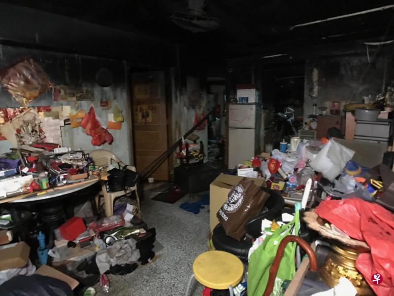 失火单位内部杂乱,组屋天花板被浓烟熏得焦黑一片。(联合晚报) 失火单位内部杂乱,组屋天花板被浓烟熏得焦黑一片。(联合晚报)