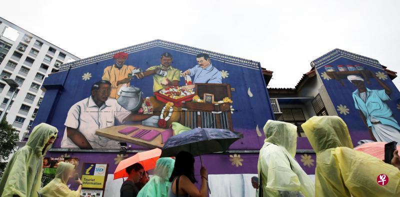 除了探索不同的历史与宗教场所,访客也可在小印度看到不少壁画,包括本地艺术家Psyfool的作品“Traditional Trades of Little India”。(萧紫薇摄) 除了探索不同的历史与宗教场所,访客也可在小印度看到不少壁画,包括本地艺术家Psyfool的作品“Traditional Trades of Little India”。(萧紫薇摄)