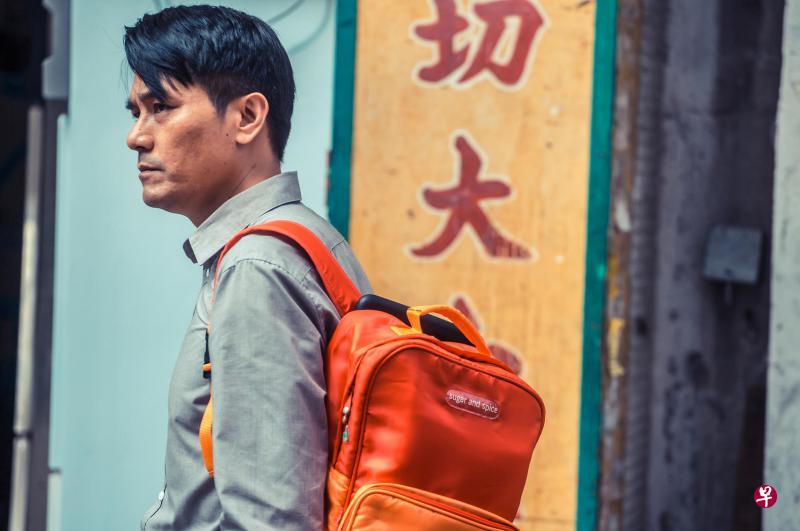 林家栋在《树大招风》演出行事隐秘的贼王,表现有突破性。(剧照/cHK频道提供) 林家栋在《树大招风》演出行事隐秘的贼王,表现有突破性。(剧照/cHK频道提供)