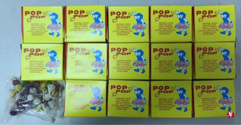 执法人员本月22日在兀兰关卡查获15箱“Pop-Pop”小弹丸,警方已充公这批违禁品。(移民与关卡局提供) 执法人员本月22日在兀兰关卡查获15箱“Pop-Pop”小弹丸,警方已充公这批违禁品。(移民与关卡局提供)