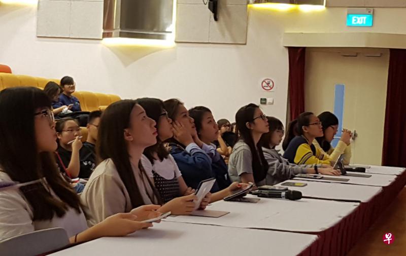 全国大专华文阅读比赛的九名大决赛入围者清一色是女生。 全国大专华文阅读比赛的九名大决赛入围者清一色是女生。