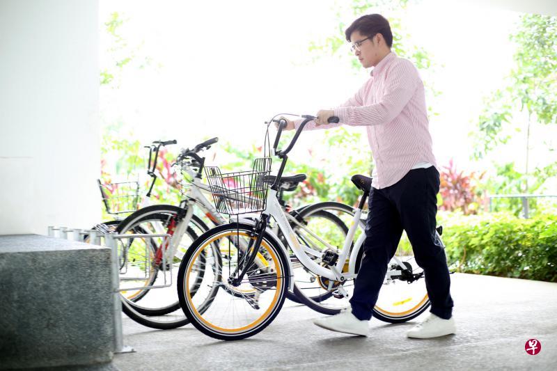 要使用oBike脚踏车共用服务，只须下载手机应用，寻找最靠近的脚踏车，然后在车上的二维码（左上图）扫描，脚踏车便会自动开锁，还车时为脚踏车上锁，系统就会停止收费。（龙国雄摄）
